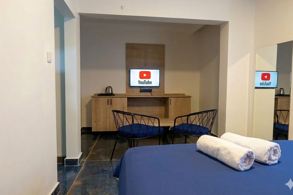 Batıkent saatlik kiralık oda, oturma alanı ve yemek masası